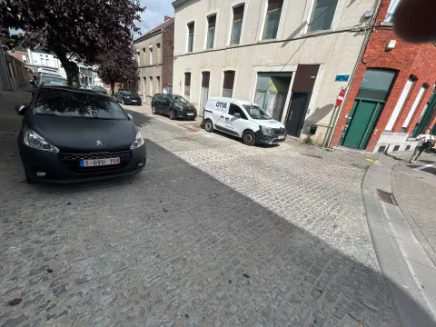 Pose de câbles électriques et pavage dans le centre-ville