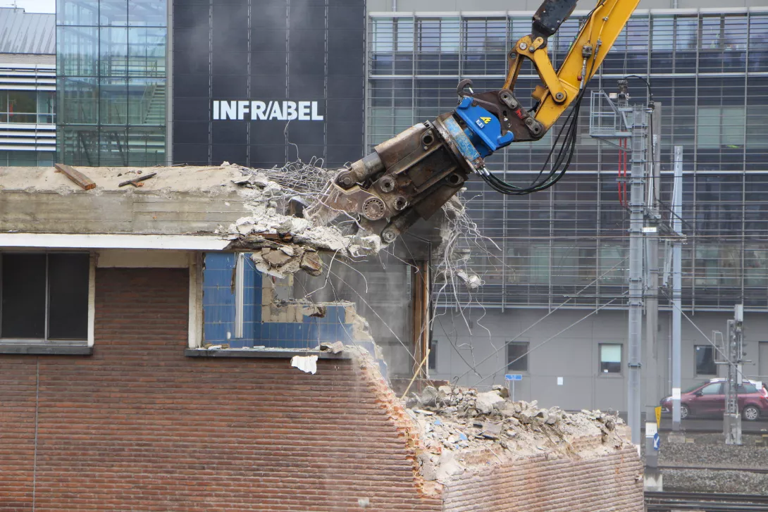 Nonet : démolition bâtiment Infrabel à côté de la gare de Namur.jpg