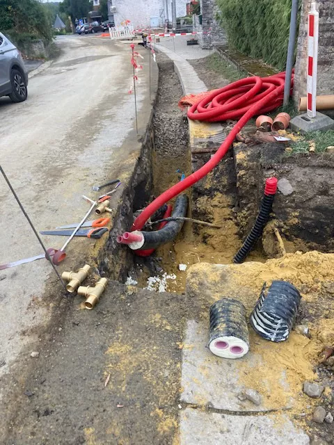 C&T chantier Froidchapelle réseaux enterrés chauffage tranchée (3).jpg