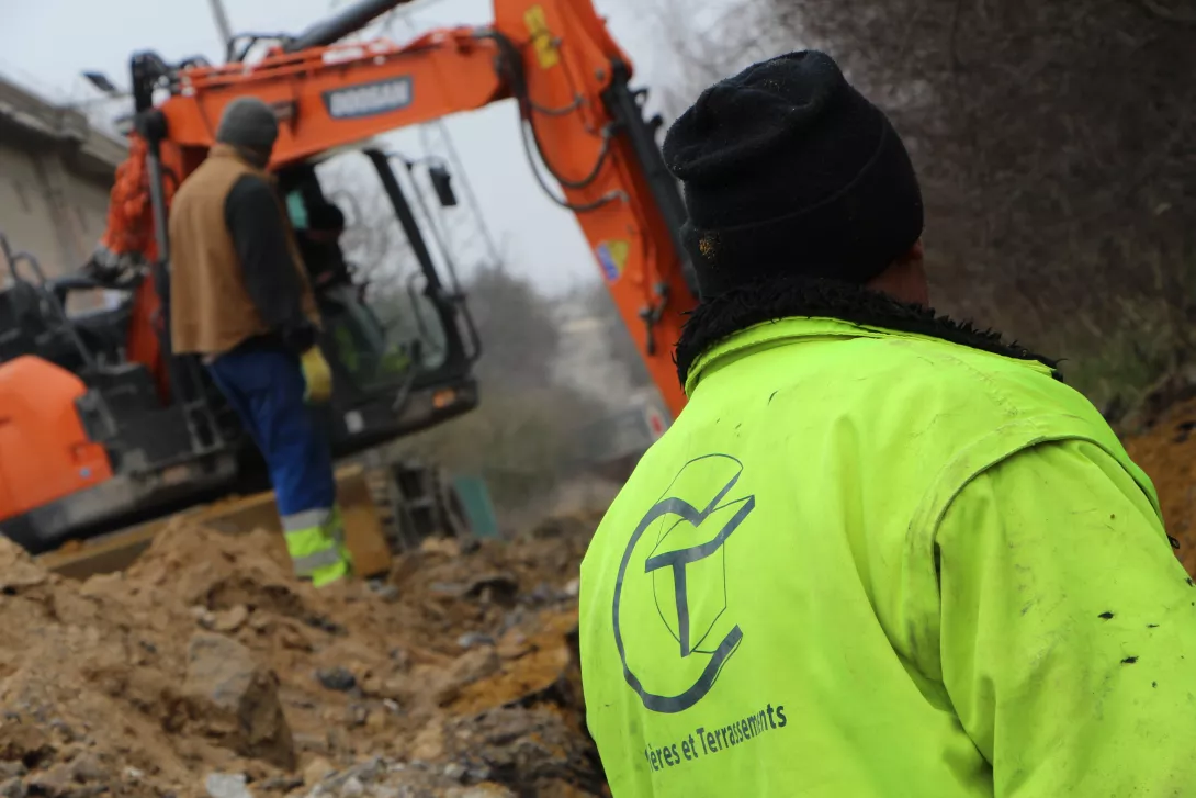 C&T chantier réseaux enterrés ouvrier tranchée machine 2.jpg